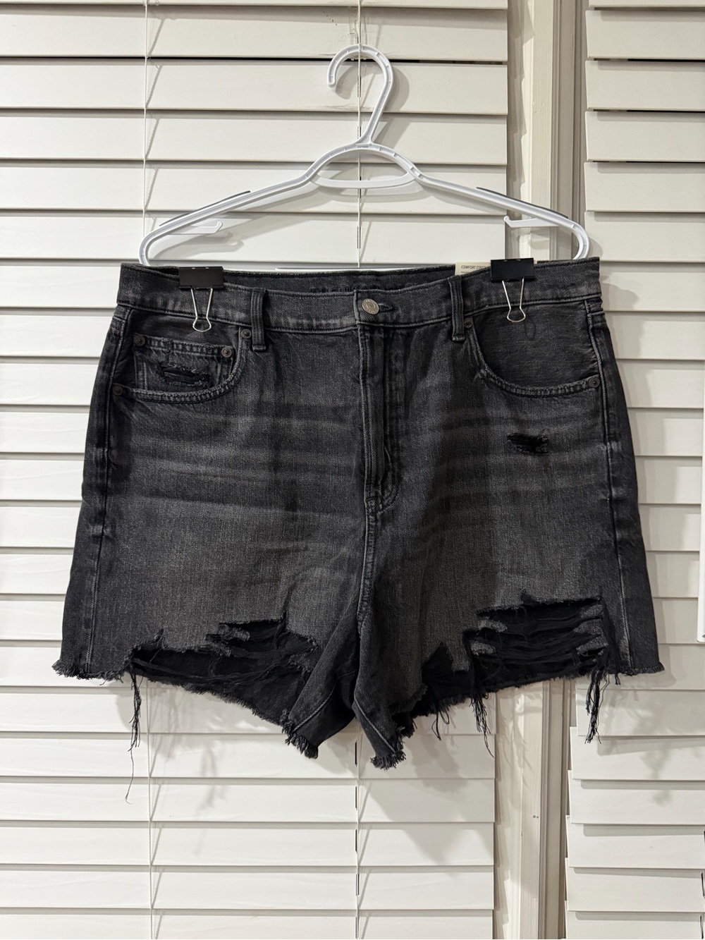 AEO Women’s Black Distressed High-Rise Jean Shorts! 🖤🖤 Size 16